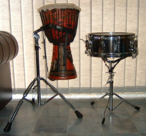 The 12" height difference between the 10.5"  djembe on the Mano stand and my 14" snare drum.